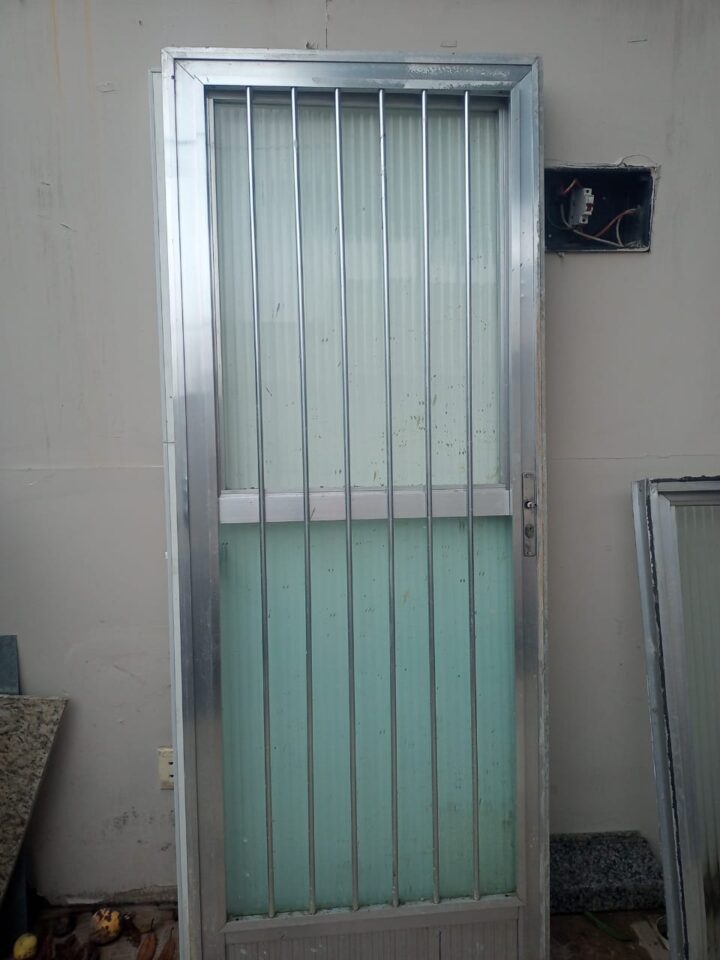 Janelas e porta de alumínio com vidro