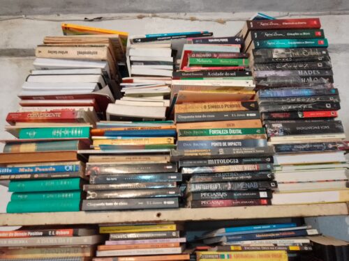 Livros (cerca de 1.000 unidades)