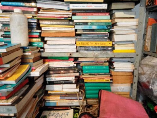 Livros (cerca de 1.000 unidades)