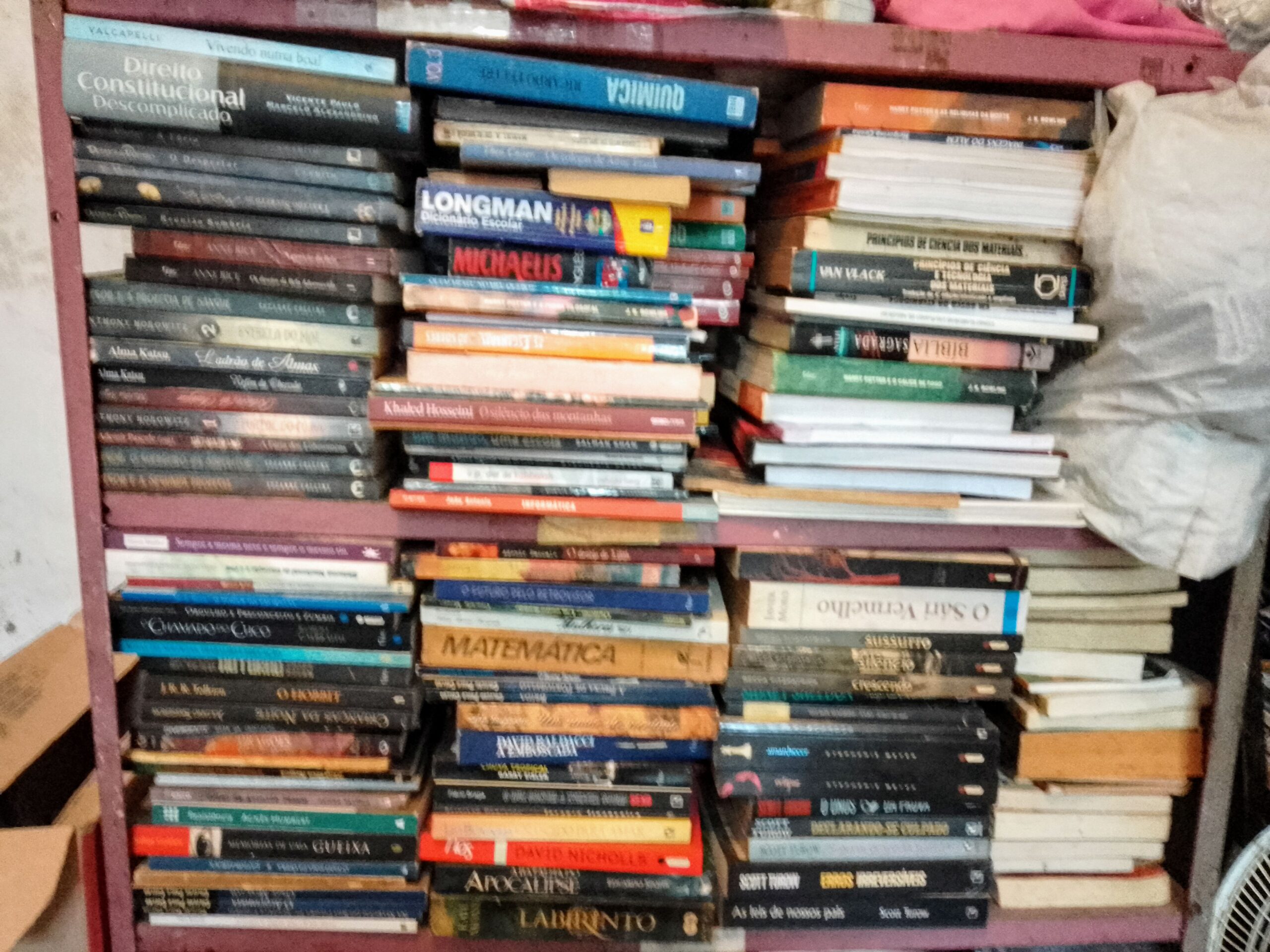 Livros (cerca de 1.000 unidades)