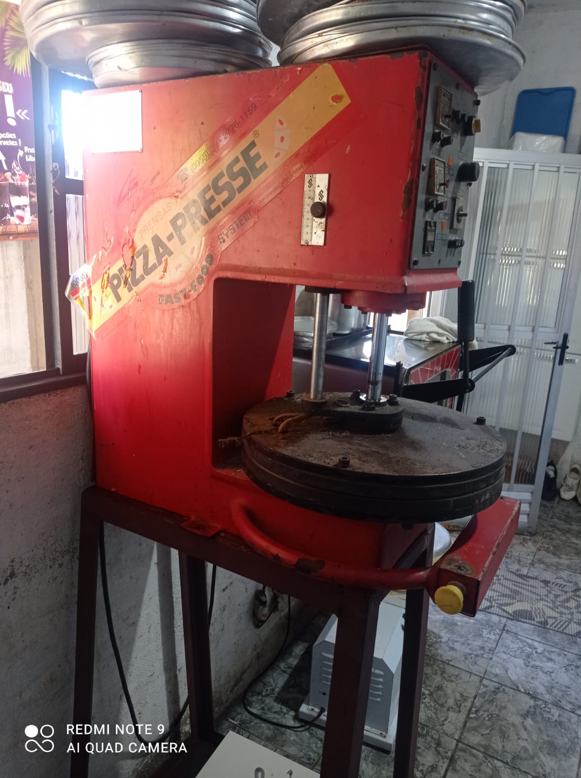 Prensa Dan presse -para massa de pizza.