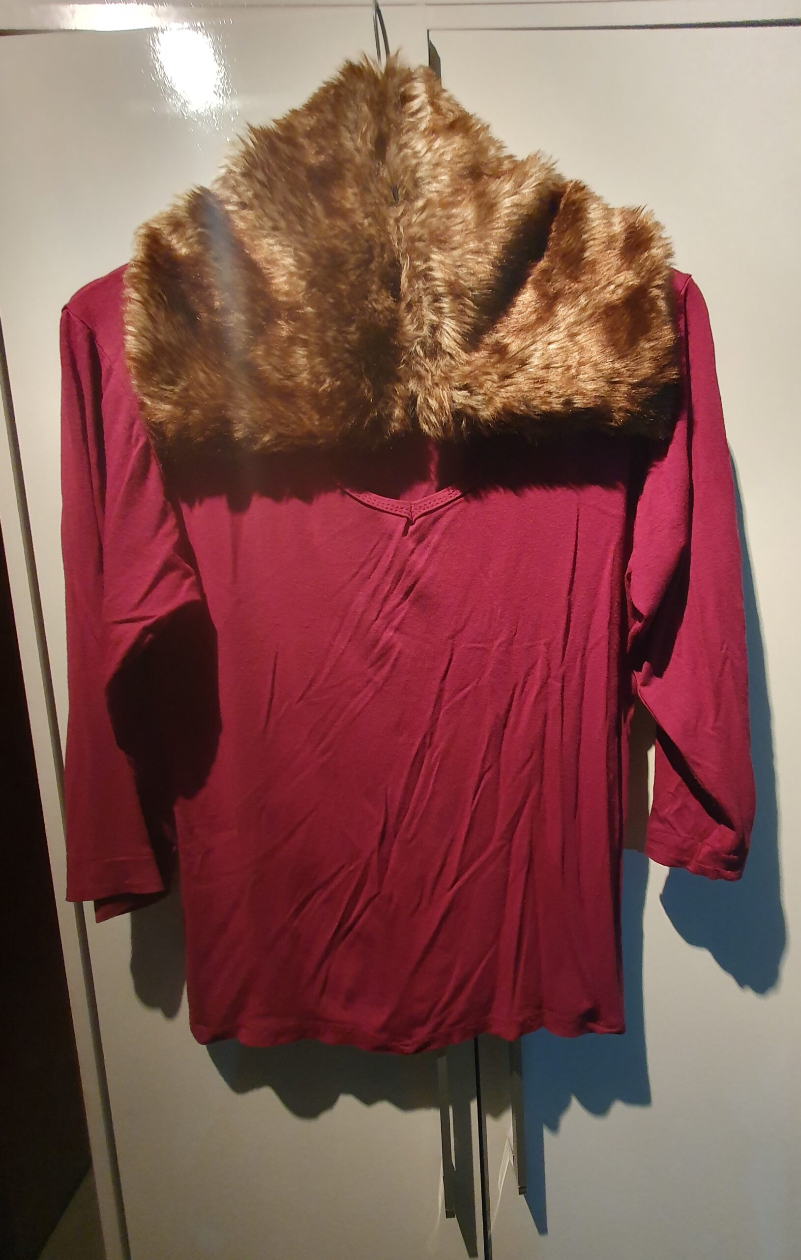 Gola de pele sintética removível marrom