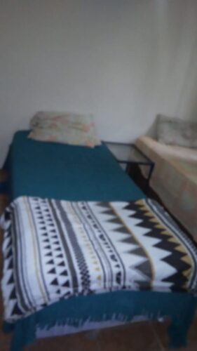 Quarto mobiliado com banheiro rapazes