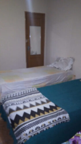 Quarto mobiliado com banheiro rapazes