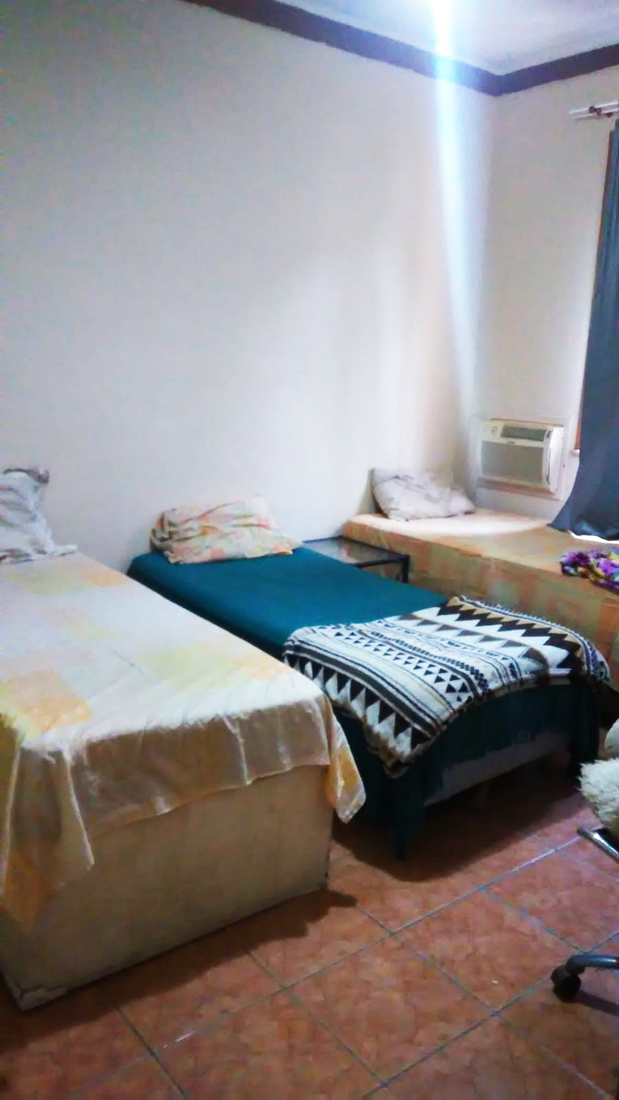 Quarto mobiliado com banheiro rapazes