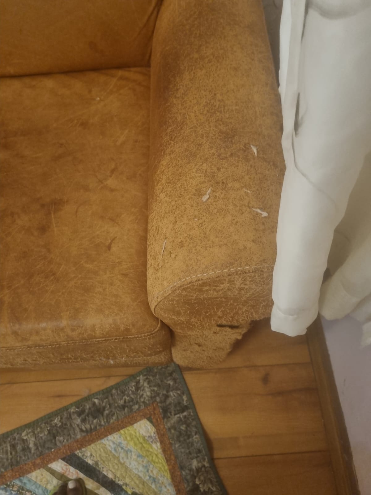 SOFÁ 3 LUGARES- LINDO PRECISA NOVO FORRO