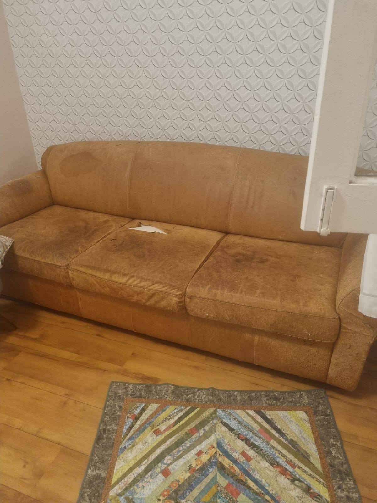 SOFÁ 3 LUGARES- LINDO PRECISA NOVO FORRO