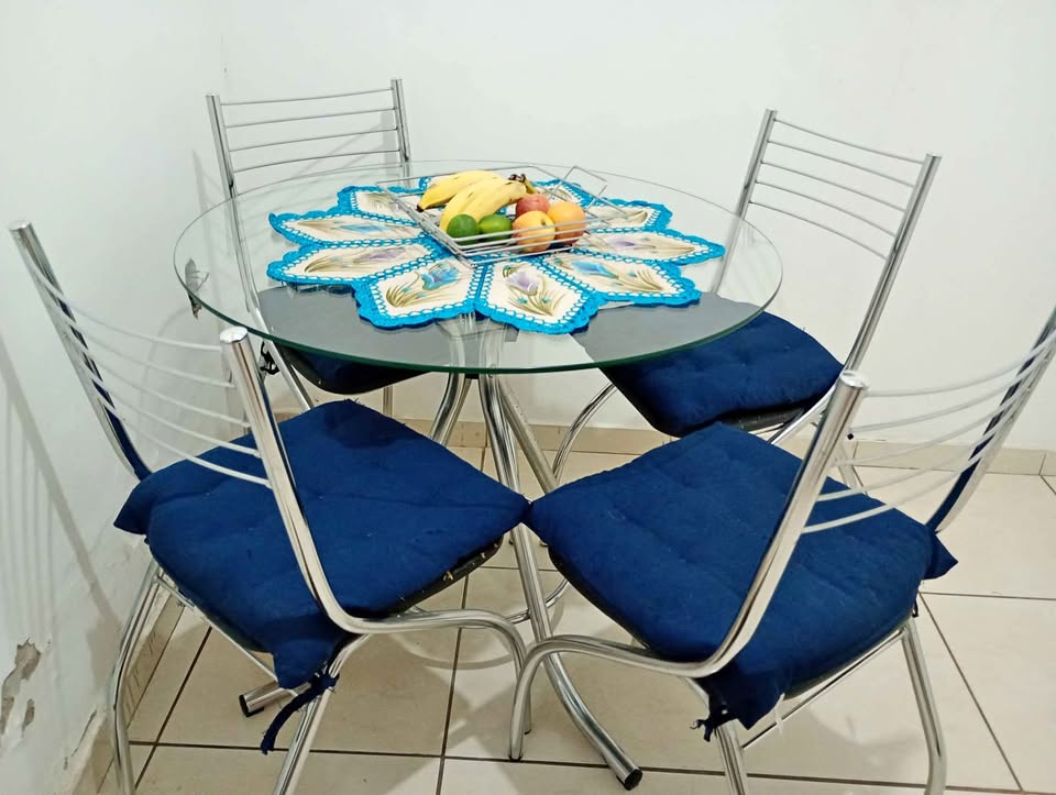 Mesa de vidro base de ferro