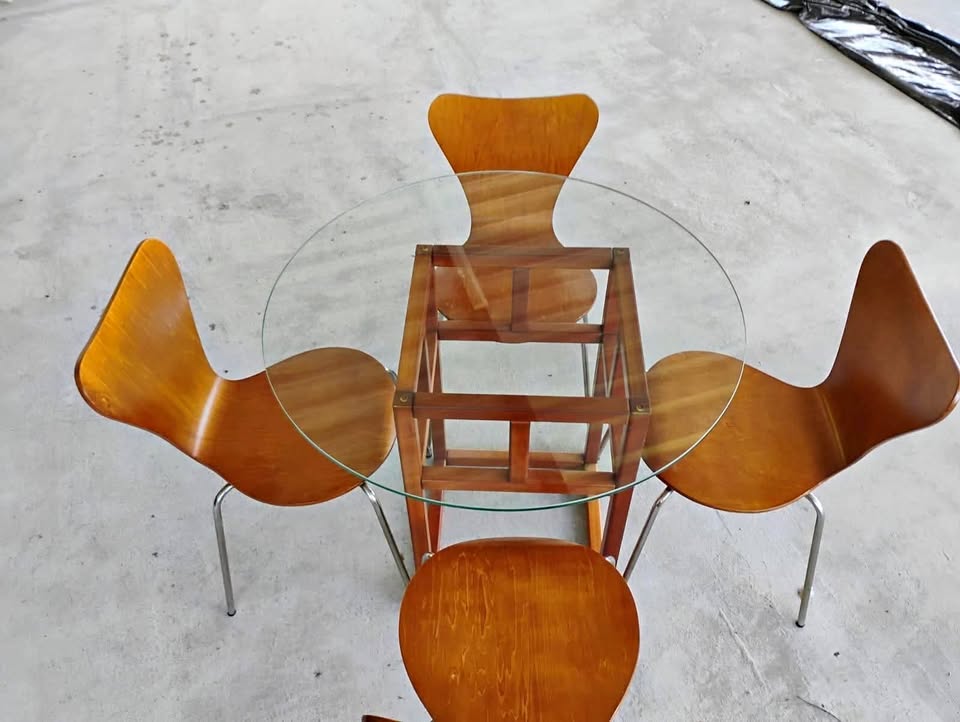 Vendo mesa c/ 4 cadeiras