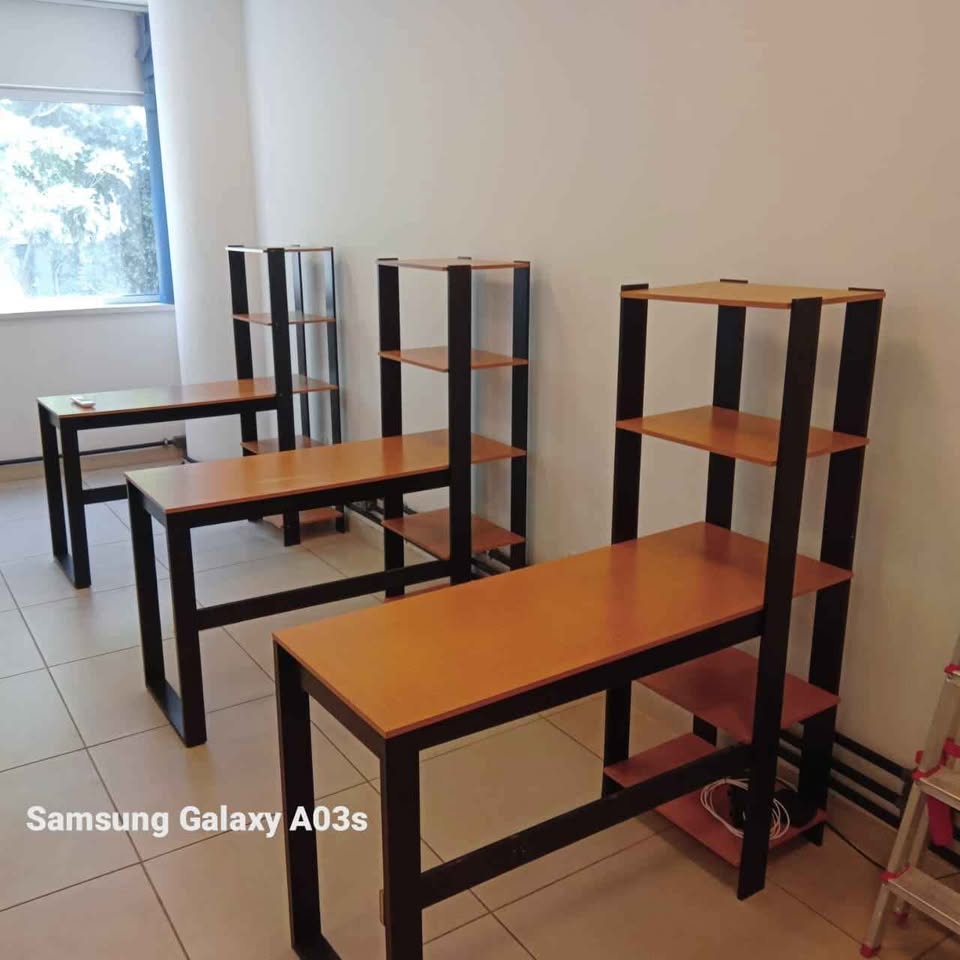 Mesa de escritório muito nova