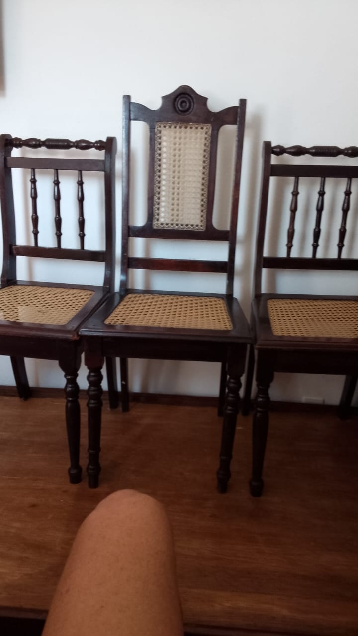 Cadeira antiga em palha