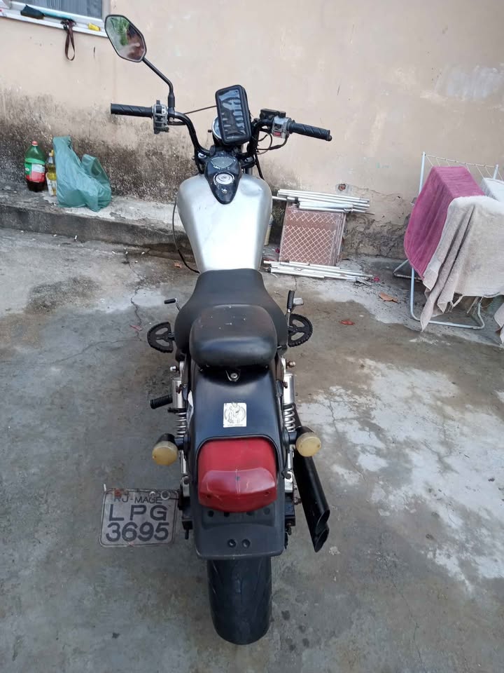 Dafra Kansas 150