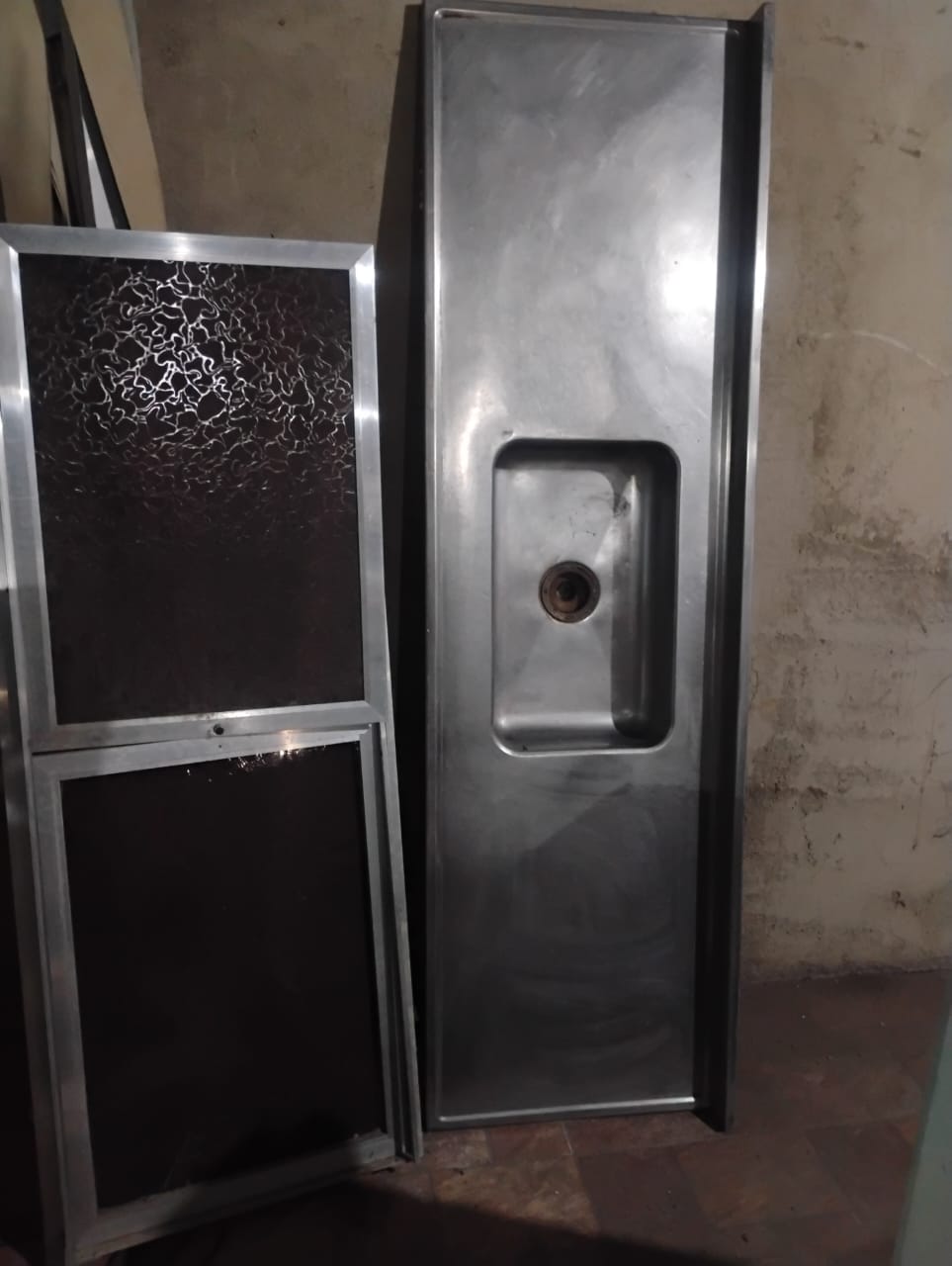 Vendo pia e a frente do armário