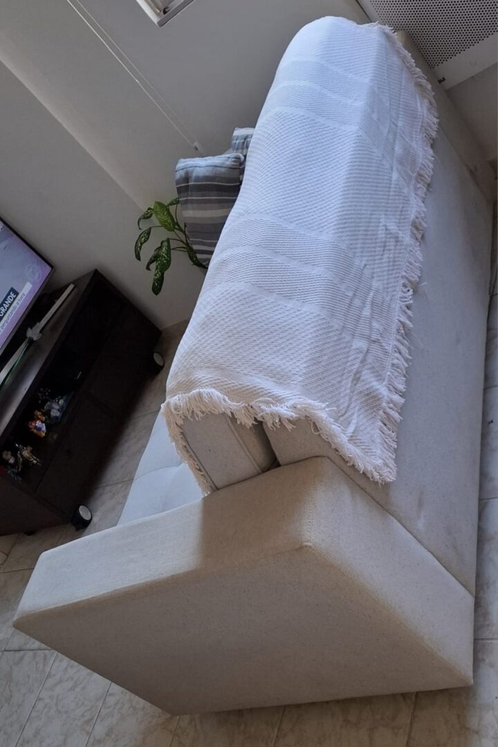 Sofá de 2 lugares linho cor cinza claro