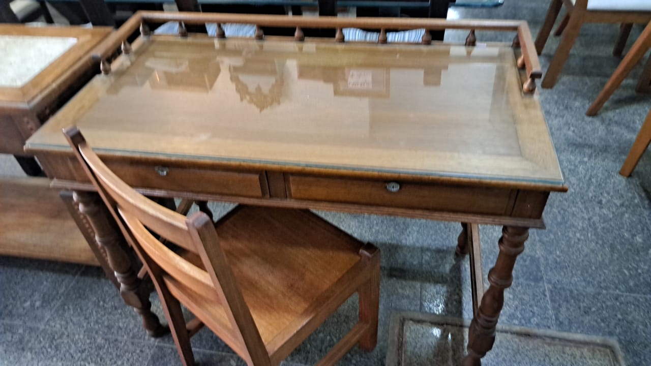 Escrivaninha antiga com cadeiras