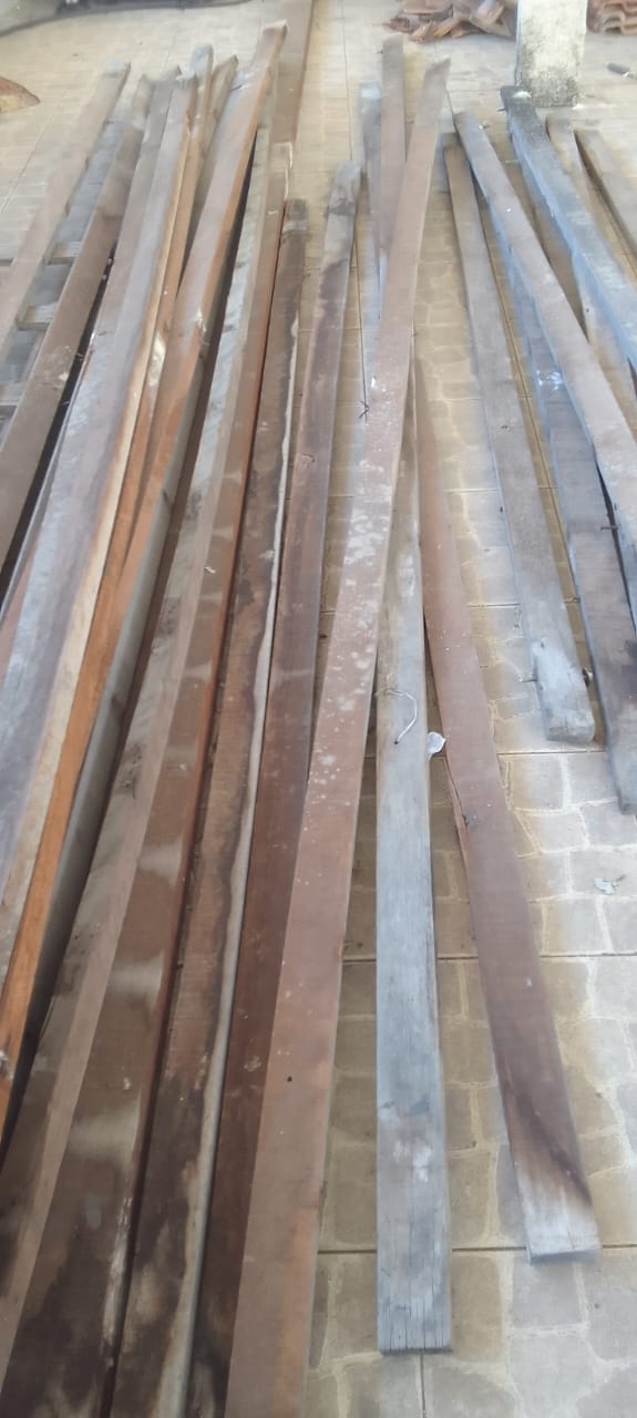 Vendo estrutura com as telhas para telhado