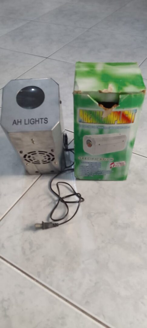 Vendo kit completo com equipamentos de som, luz e efeitos especiais, tudo funcionando.