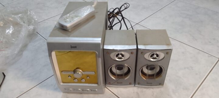 Vendo kit completo com equipamentos de som, luz e efeitos especiais, tudo funcionando.