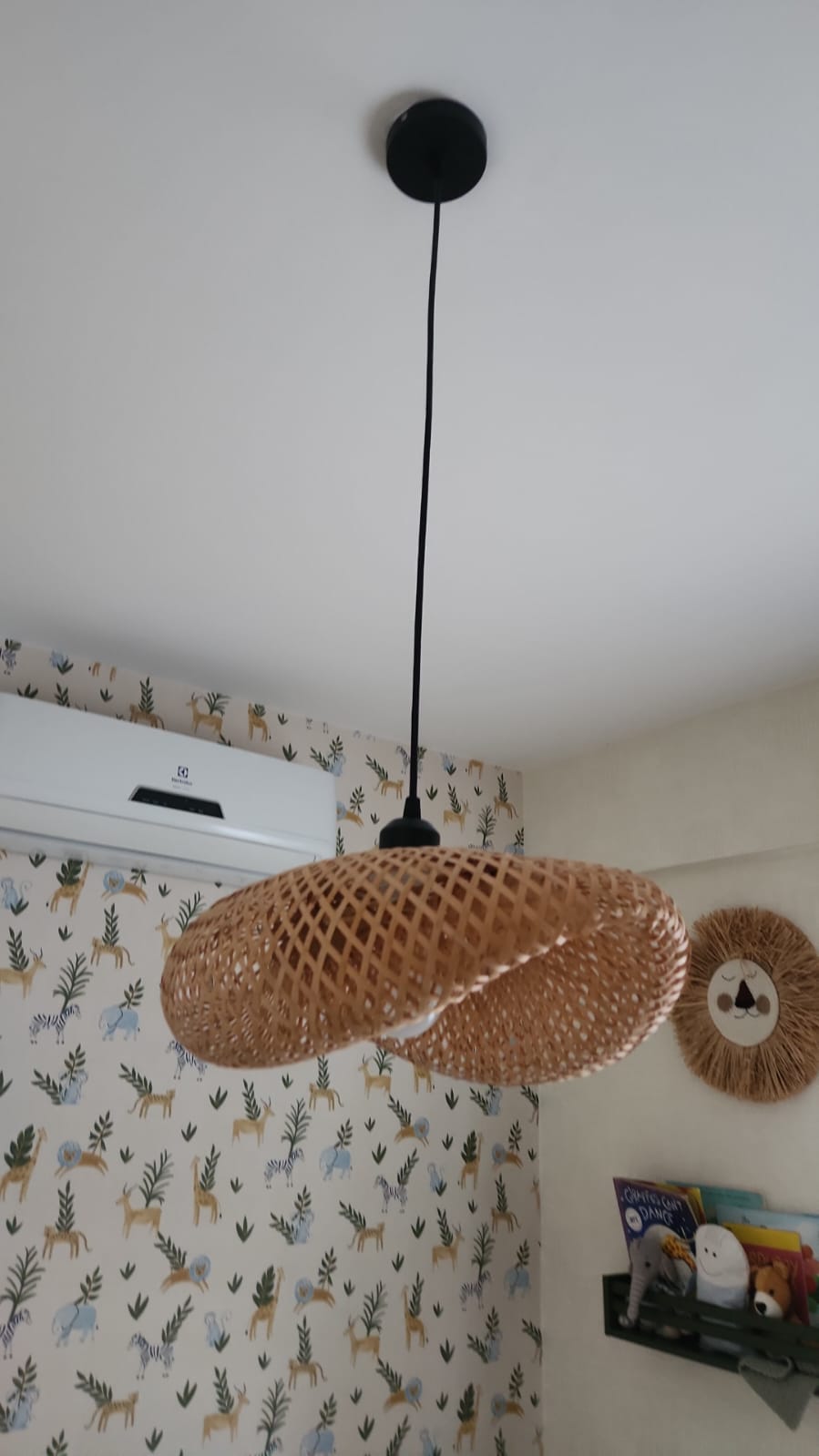 Linda luminária em palhinha