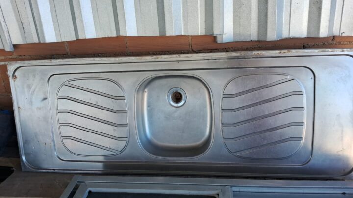 Vende-se uma pia de inox