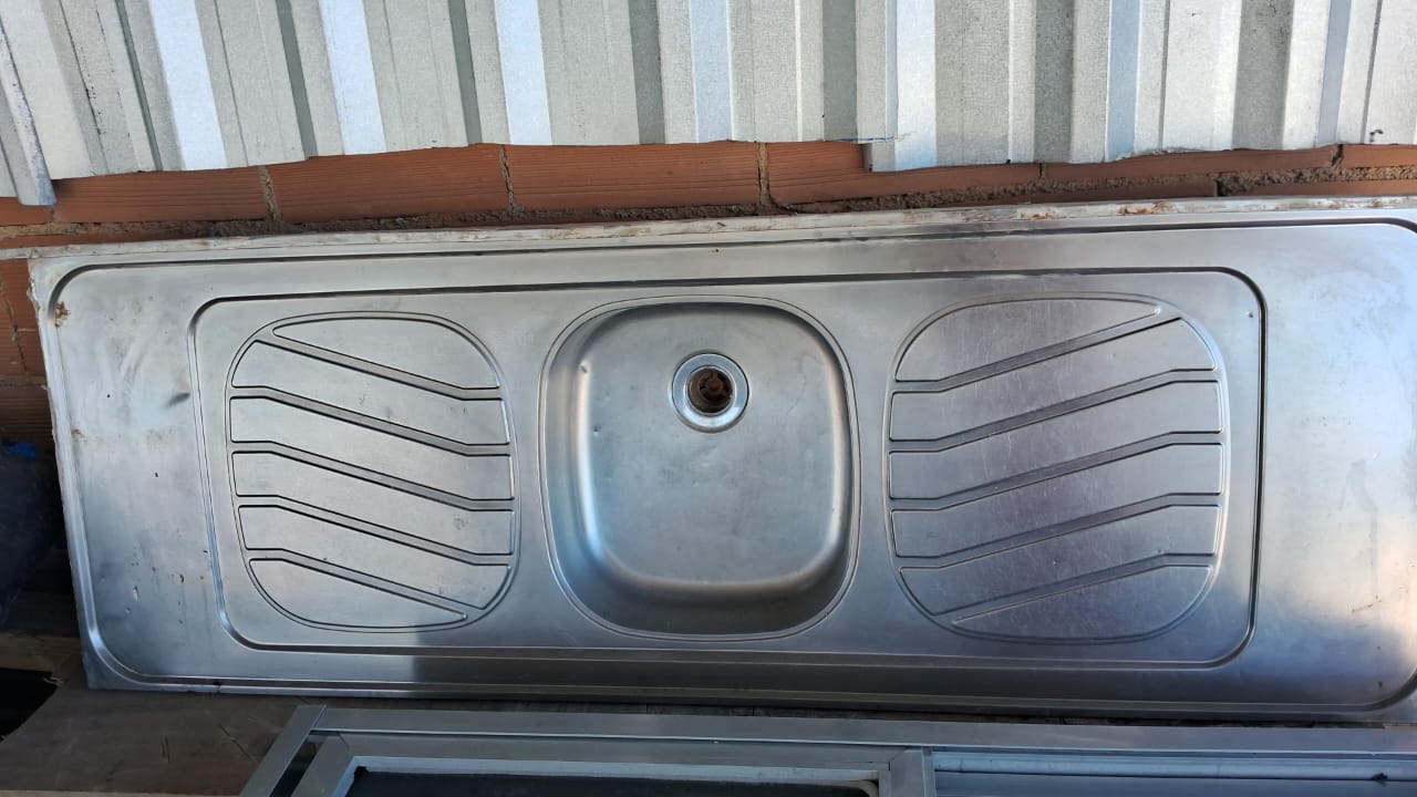 Vende-se uma pia de inox