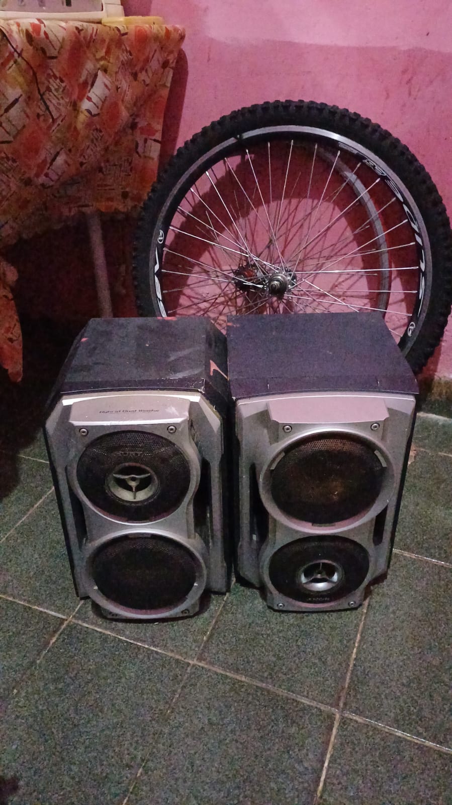 Vendo duas caixas de som