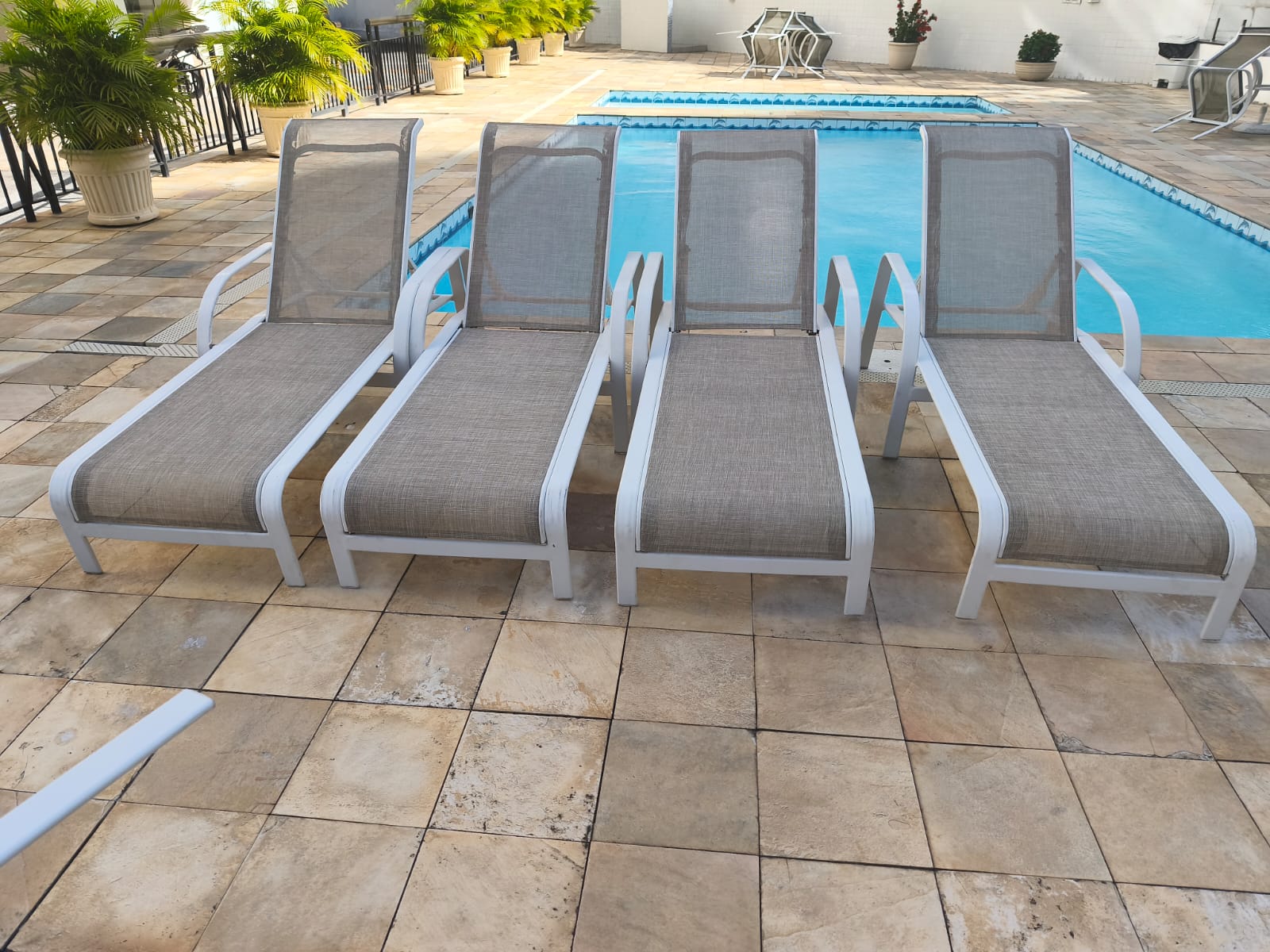 Troca de telas sling em cadeiras de piscina