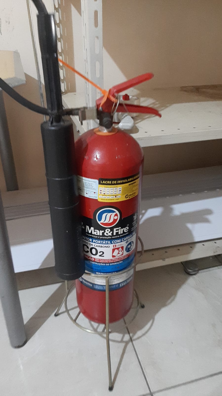 EXTINTOR ÁGUA 10kg e EXTINTOR CO2 6kg